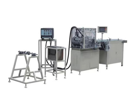 Machine de fabrication de filtre à air automobile à plusieurs couches et à plusieurs axes avec filtre à écran plissé