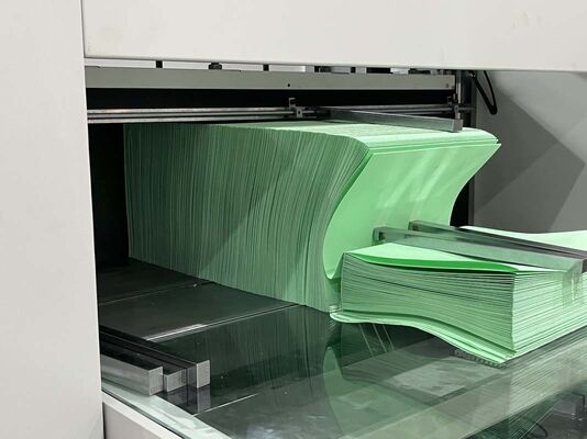 Plieuse automatique à couteau optimisée pour la performance, grande hauteur de plissage, pour matériaux filtrants de l'industrie automobile